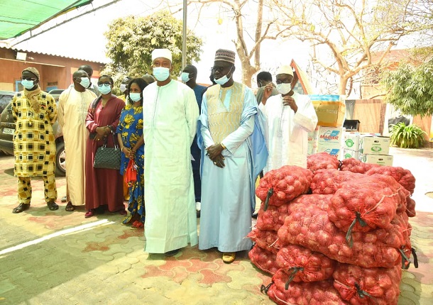 Préparatifs de Pâques : Remise de dons de Mamoudou Wane, 1er adjoint au Maire des P.A. à la communauté catholique