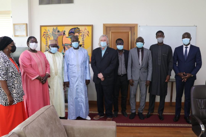 Le ministre Abdoulaye Diouf Sarr a reçu Pr. Didier Raoult