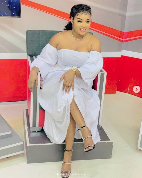 Admirez la robe blanche de Mignonne Jeanne de la Sen Tv, qui met en valeur sa beauté (Photos)