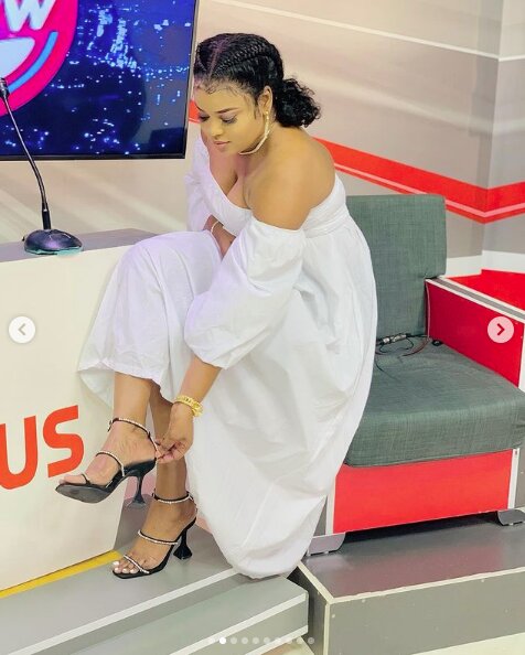 Admirez la robe blanche de Mignonne Jeanne de la Sen Tv, qui met en valeur sa beauté (Photos)