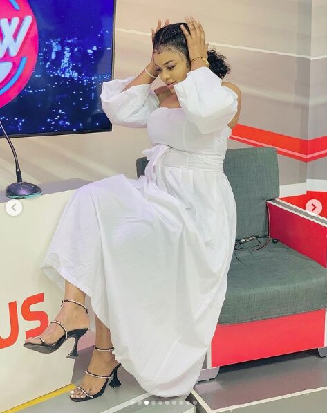 Admirez la robe blanche de Mignonne Jeanne de la Sen Tv, qui met en valeur sa beauté (Photos)