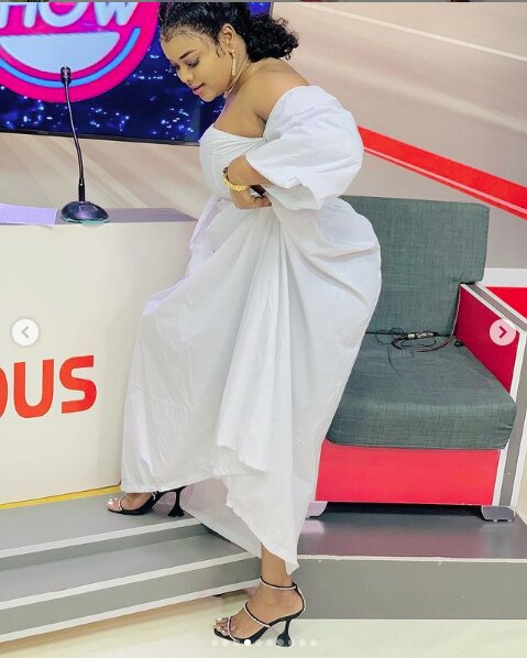 Admirez la robe blanche de Mignonne Jeanne de la Sen Tv, qui met en valeur sa beauté (Photos)