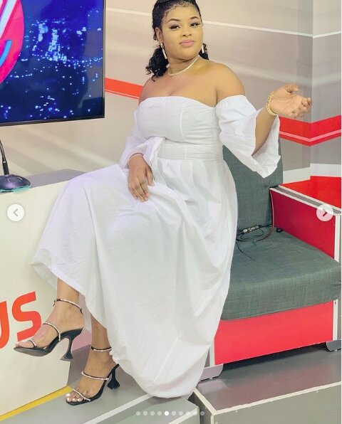 Admirez la robe blanche de Mignonne Jeanne de la Sen Tv, qui met en valeur sa beauté (Photos)