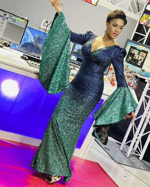  Robe très chic et glamour: Ndèye Ndack illumine la toile (Photos)