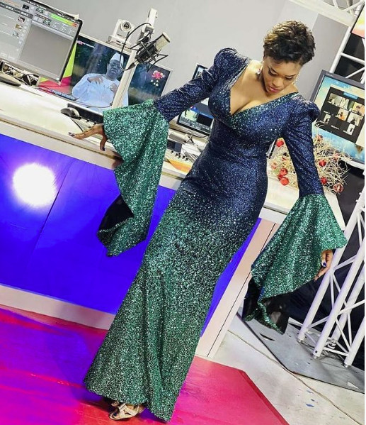  Robe très chic et glamour: Ndèye Ndack illumine la toile (Photos)