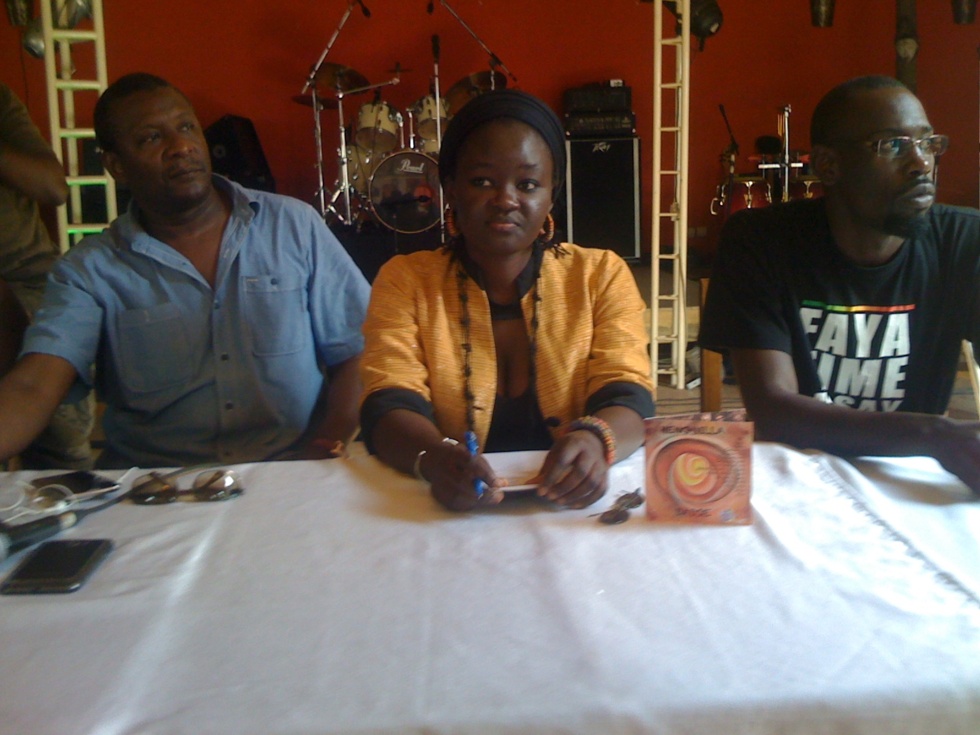 Shula Ndiaye en compagnie de Bouba Kirikou et du producteur Henri Guillabert