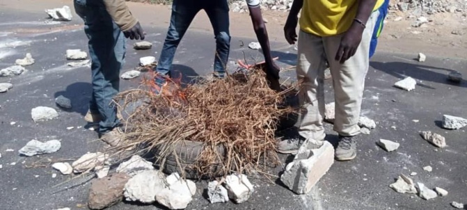 Bambilor / Un accident fait deux morts: Les populations bloquent la circulation et exigent des ralentisseurs Bambilor / Un accident fait deux morts: Les populations bloquent la circulation et exigent des ralentisseurs