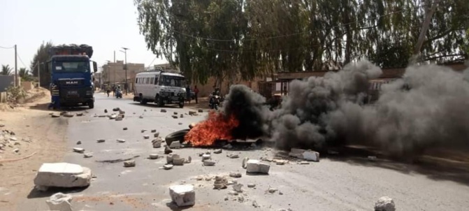 Bambilor / Un accident fait deux morts: Les populations bloquent la circulation et exigent des ralentisseurs Bambilor / Un accident fait deux morts: Les populations bloquent la circulation et exigent des ralentisseurs