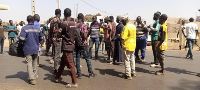 Bambilor / Un accident fait deux morts: Les populations bloquent la circulation et exigent des ralentisseurs Bambilor / Un accident fait deux morts: Les populations bloquent la circulation et exigent des ralentisseurs