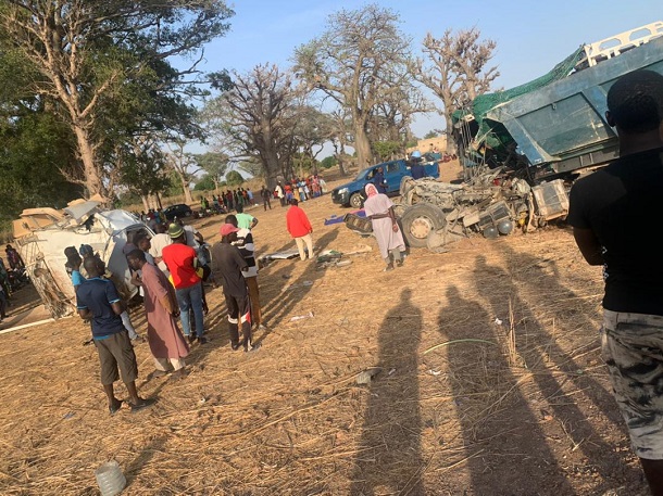 Grave accident faisant 6 morts et plus de 30 blessés : les images du drame de Ndiongolor Grave accident faisant 6 morts et plus de 30 blessés : les images du drame de Ndiongolor