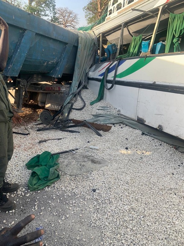 Grave accident faisant 6 morts et plus de 30 blessés : les images du drame de Ndiongolor Grave accident faisant 6 morts et plus de 30 blessés : les images du drame de Ndiongolor