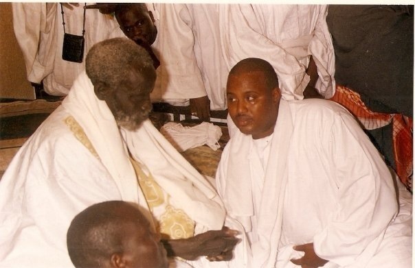 Ameth Saloum Dieng avec le vénéré Khalife des Mourides, Serigne Saliou Mbacké