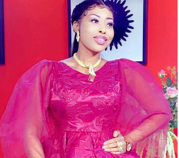 L'animatrice Bessel Basse, très élégante dans cette tenue traditionnelle "taille basse" (Photos)