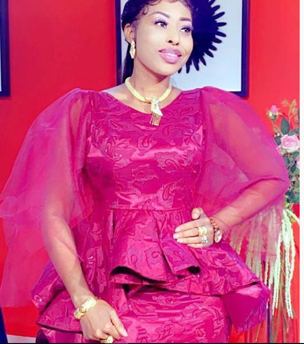L'animatrice Bessel Basse, très élégante dans cette tenue traditionnelle "taille basse" (Photos)