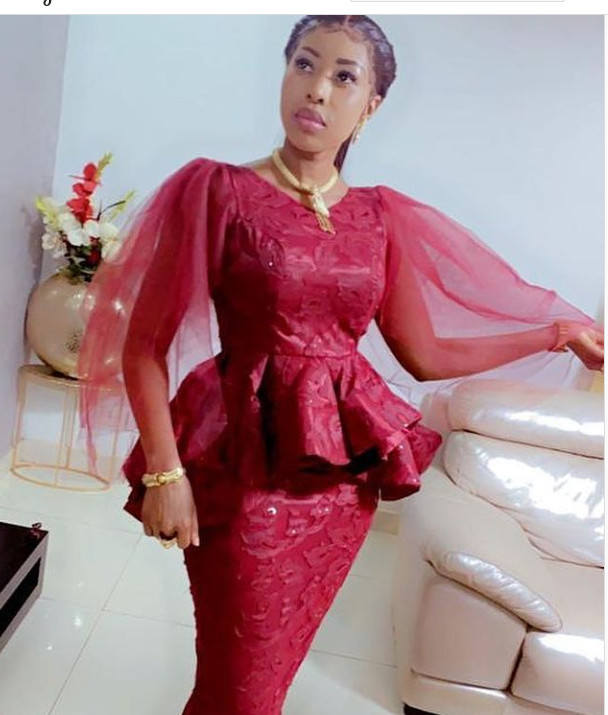 L'animatrice Bessel Basse, très élégante dans cette tenue traditionnelle "taille basse" (Photos)