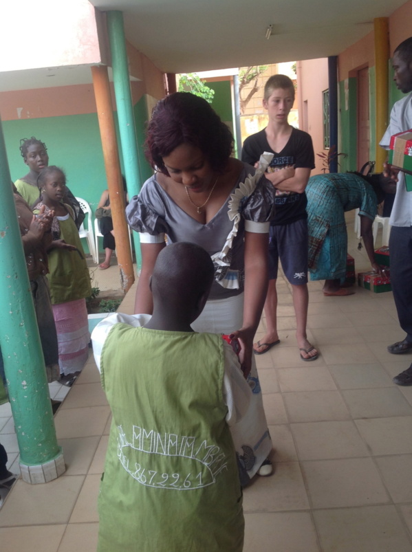 Remise de dons : Une action de solidarité initiée par Claire Cisse auprès d'enfants en situation difficile