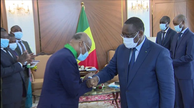 En visite à Dakar : Jean Claude Kassi Brou de la CEDEAO élevé au rang de Commandeur dans l’ordre national du Lion En visite à Dakar : Jean Claude Kassi Brou de la CEDEAO élevé au rang de Commandeur dans l’ordre national du Lion