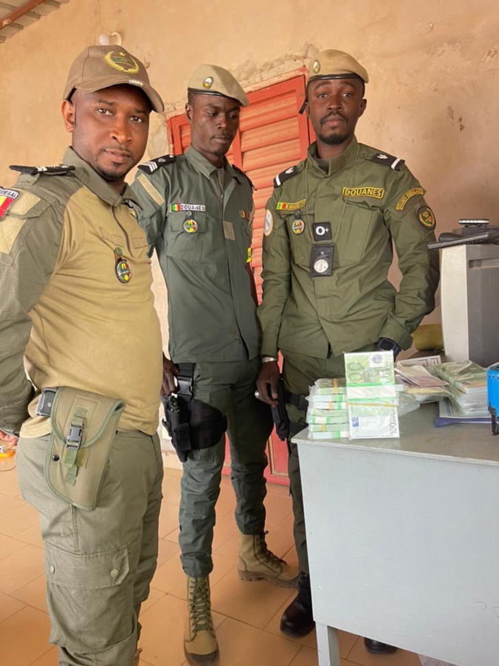 Saisies de drogue, de devises et de médicaments: 1 650 kg de chanvre indien et 245 400 faux euros saisis à Kaolack Saisies de drogue, de devises et de médicaments: 1 650 kg de chanvre indien et 245 400 faux euros saisis à Kaolack