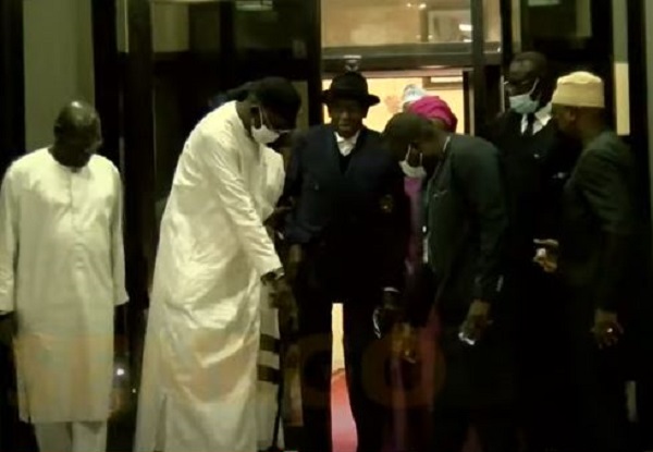 Retour effectif de Lamine Diack : sa sortie du Salon d’honneur de l’AIDB en images Retour effectif de Lamine Diack : sa sortie du Salon d’honneur de l’AIDB en images