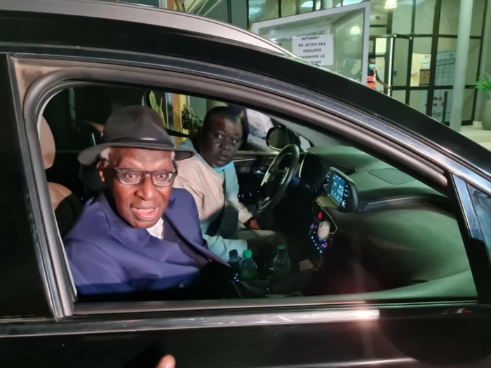 Libéré: Lamine Diack a foulé le sol de son pays natal