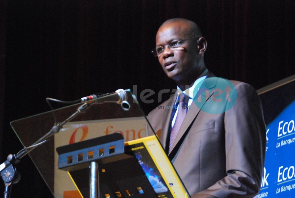 Le ministre directeur de cabinet du Président de la République prononçant son discours