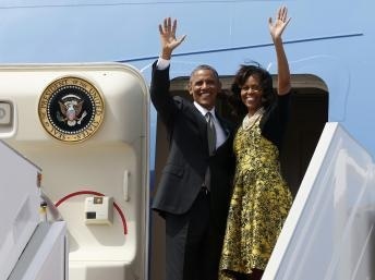 Barack et Michelle Obama avant leur décollage pour l'Afrique du Sud, à l'aéroport de Dakar, le 28 juin 2013.