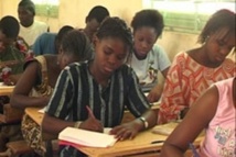 Pour honorer la mémoire de leur camarade, ils décident de ne pas se présenter à l’examen.