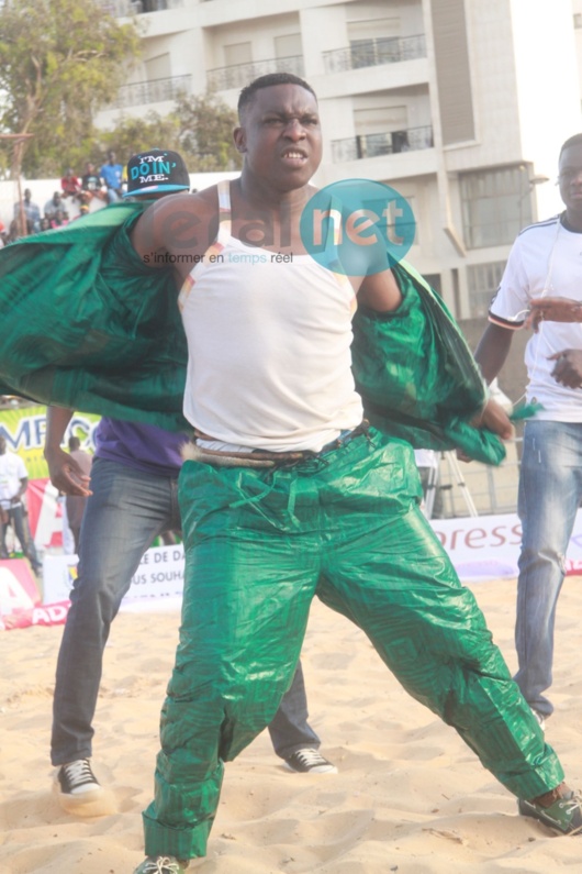 Dans son show à Iba Mar Diop, Gouye Gui déchire ses habits, se verse du sable et balaie tout sur son passage...