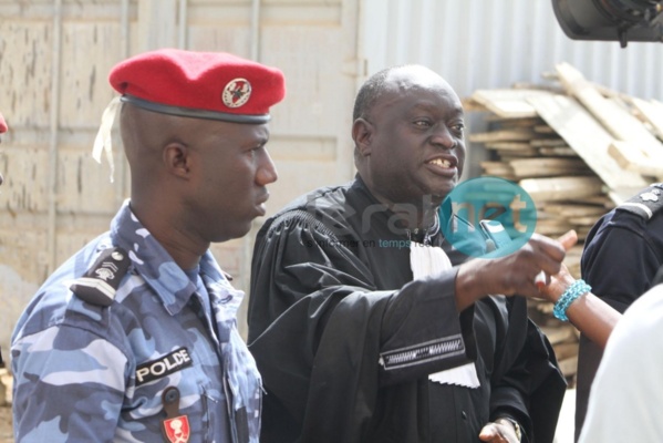 [Photos] Chassé par la police, Me El Hadji Diouf furibond