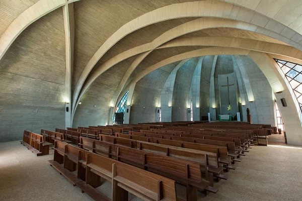 L'Église Epiphanie du Seigneur de Nianing: Une des plus belles d'Afrique