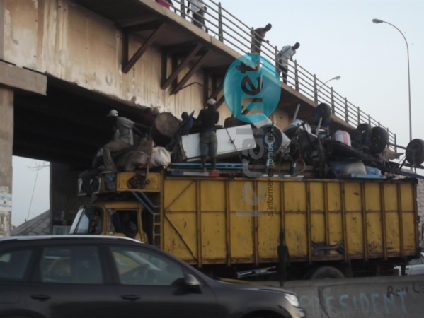 Regardez! Un camion extrêmement surchargé veut passer sous le "Pont Sénégal 92"