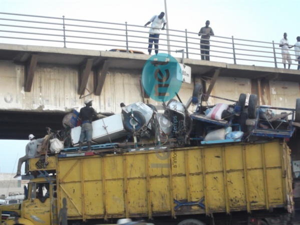 Regardez! Un camion extrêmement surchargé veut passer sous le "Pont Sénégal 92"