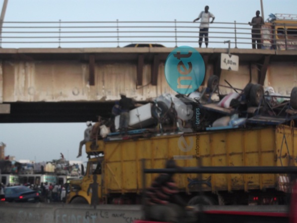 Regardez! Un camion extrêmement surchargé veut passer sous le "Pont Sénégal 92"