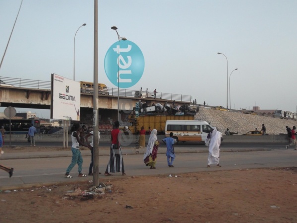 Regardez! Un camion extrêmement surchargé veut passer sous le "Pont Sénégal 92"