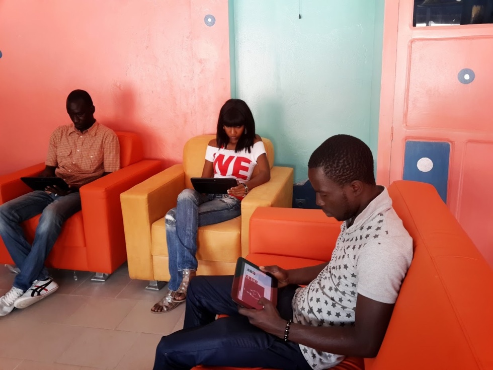 Un cybercafé équipé de tablettes à Dakar : bienvenue au premier Tablette Café au monde ....