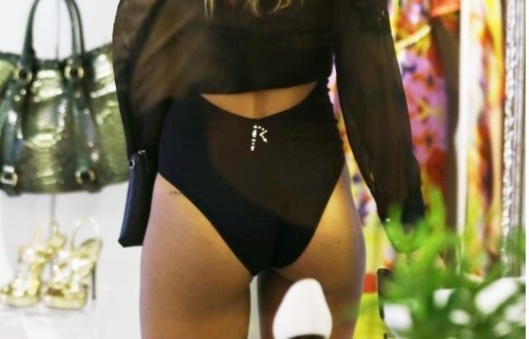(13) Photos: Rihanna fait son shooping à demi-nue avec un maillot de bain dans les rues de Monaco. Regardez