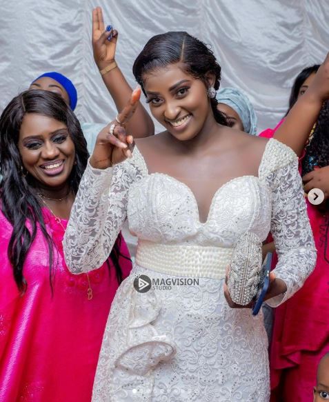 Mariage de la vidéo-girl et actrice, Ina: Les images !