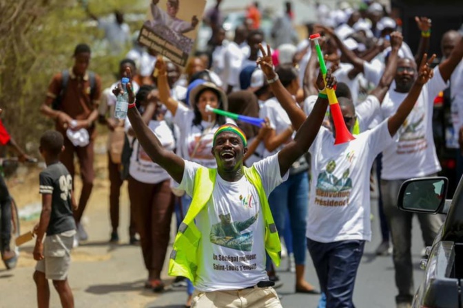 Tournée économique: L'arrivée de Macky Sall à Louga et Saint-Louis (Images) Tournée économique: L'arrivée de Macky Sall à Louga et Saint-Louis (Images)
