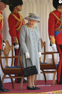 La reine Elizabeth II très enjouée à sa parade anniversaire, elle se laisse emporter par la musique !