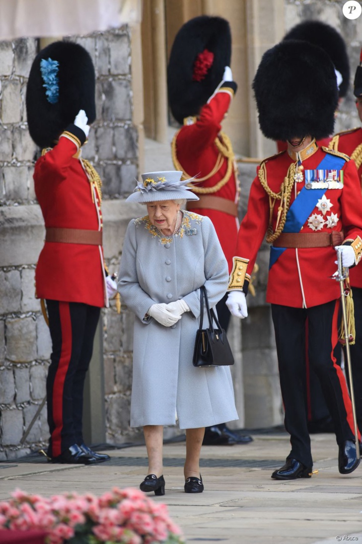 La reine Elizabeth II très enjouée à sa parade anniversaire, elle se laisse emporter par la musique !