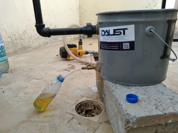 Sénégal-inventions : des étudiants de DAUST produisent leurs premières gouttes de carburant à base de déchets plastiques