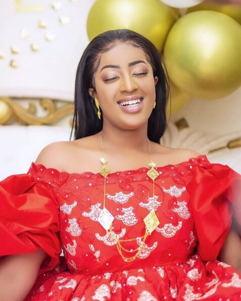 Admirez les magnifiques tenues de l'actrice Betty Dia (Photos) Admirez les magnifiques tenues de l'actrice Betty Dia (Photos)