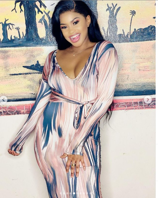 Dans une robe très sexy, Marichou joue la femme fatale (Photos)