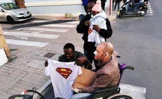 Espagne : Un Sénégalais sans-papiers sauve héroïquement un vieil homme de la noyade