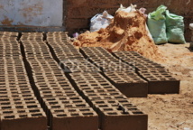 Un bâtiment écrase mortellement trois individus à Mbour ; des briques contenues dans une camionnette ensevelissent un enfant de 7 ans