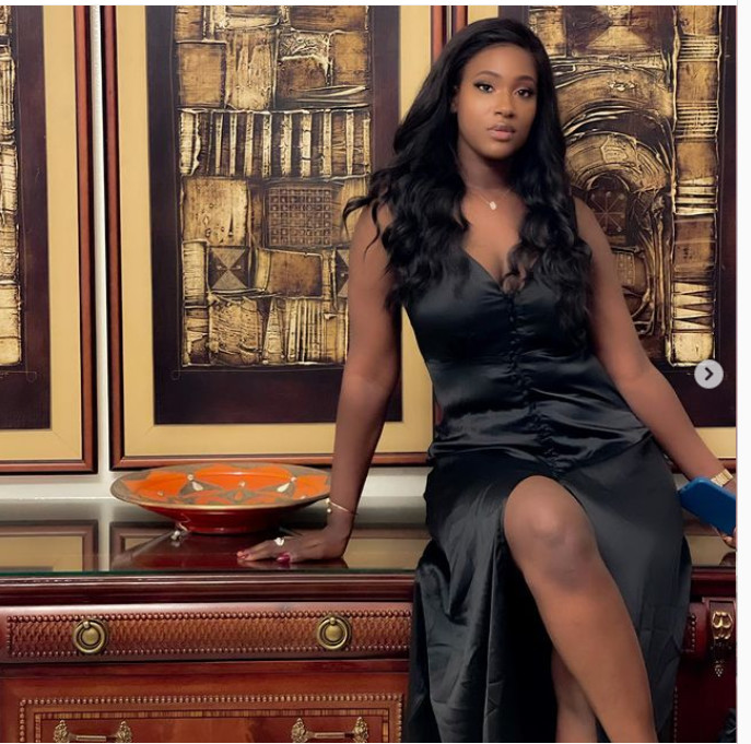 Faty de la série "Impact", irrésistible en robe noire: Elle dévoile sa fente très osée (Photos) Faty de la série "Impact", irrésistible en robe noire: Elle dévoile sa fente très osée (Photos)