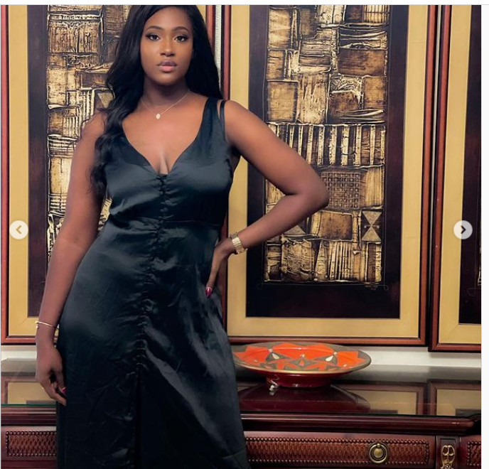Faty de la série "Impact", irrésistible en robe noire: Elle dévoile sa fente très osée (Photos) Faty de la série "Impact", irrésistible en robe noire: Elle dévoile sa fente très osée (Photos)