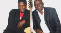 Pape & Cheikh chantent "l’Autoroute à péage Abdoulaye Wade" devant Macky