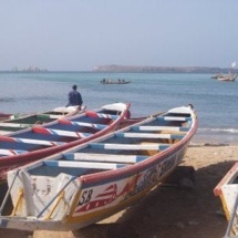Un bateau a déversé du gasoil sur la plage de Soumbédioune