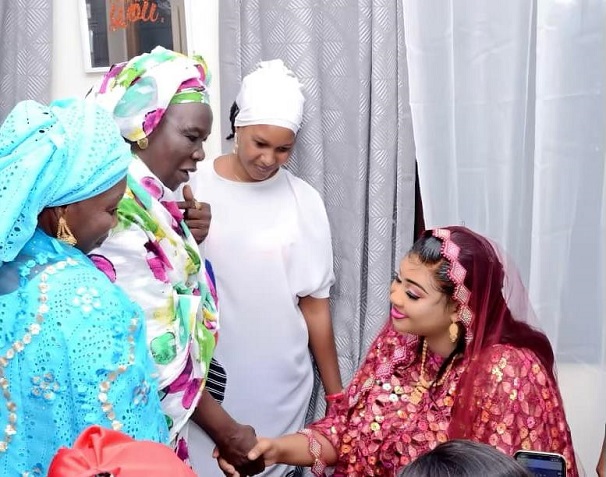 Baptême de l'enfant de la ravissante Sokhna Ndiaya Kara Mbacké: Le bébé porte le nom de Serigne Mountakha Baptême de l'enfant de la ravissante Sokhna Ndiaya Kara Mbacké: Le bébé porte le nom de Serigne Mountakha